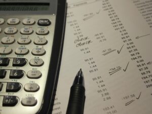 Jakie są różnice między księgą przychodów i rozchodów a pełną księgowością?