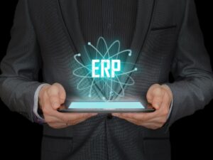Czym się różni system CRM od ERP?