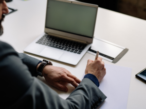 Zwolnienie z VAT po zmianach – kto może zostać poza VAT-em w 2026 roku?